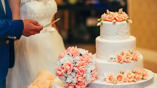 Ilustrasi Kue Pernikahan Mewah untuk Royal Wedding via Shutterstock.com