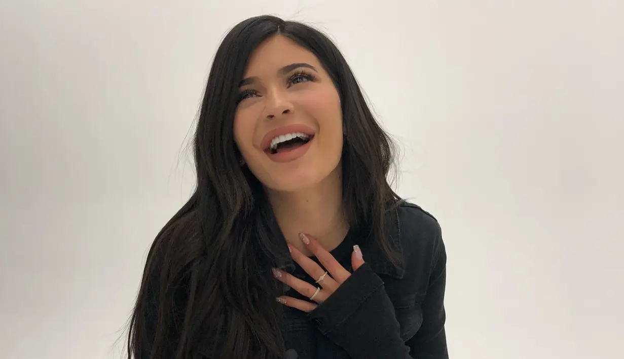 Kylie Jenner setuju bahwa nggak semua orang yang mengencani anggota keluarganya siap untuk menerima banyak perhatian dari para penggemar. (instagram/kyliejenner)