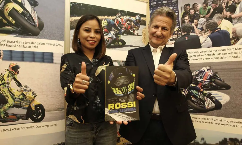 Nadia Helmi, Deputy Sales and Channel Indonesia (kiri) menunjukkan buku autobiografi Valentino Rossi berbahasa Indonesia. (ist)