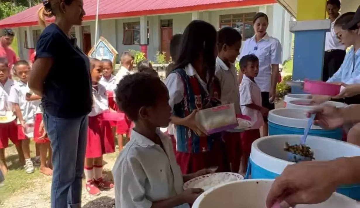 Tak sekedar berkunjung, Nikita juga memperlihatkan sisi sosialnya dengan berbagi makanan pada anak-anak. Aksinya ini juga tuai pujian dari warganet. [@nikitawilly94.]