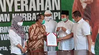 Wakil Wali Kota Solo Achmad Purnomo saat menyerahkan sapi kurban kepada Pemerintah Kota Solo dalam perayaan Hari Raya Idul Adha 1441 di Balai Kota Solo, Kamis (31/7).(Liputan6.com/Fajar Abrori)