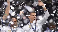 Bintang Real Madrid, Cristiano Ronaldo, bernyanyi merayakan gelar juara Liga Champions di Stadion Millenium, Cardiff, Sabtu (3/6/2017). Madrid menang 4-1 atas Juventus. (AFP/Filippo Monteforte)