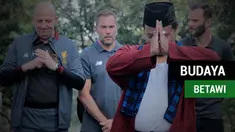 Berita video tiga legenda Liverpool, Gary McAllister, Jason McAteer, dan Patrik Berger, disambut dengan beberapa kebudayaan Betawi ketika berkunjung ke Setu Babakan, Jakarta Selatan, Jumat (9/3/2018).