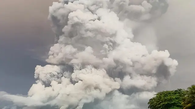 Letusan gunung berapi Gunung Ruang terlihat dari pulau tetangga Tagulandang dan abunya dilaporkan sampai ke Malaysia. (AFP)
