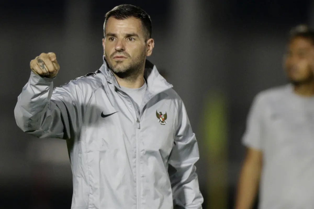 Pelatih Timnas Indonesia, Simon McMenemy, memberikan instruksi saat latihan. (Bola.com/M. Iqbal Ichsan)
