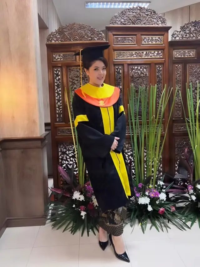 Tina Toon Wisuda S1 Hukum