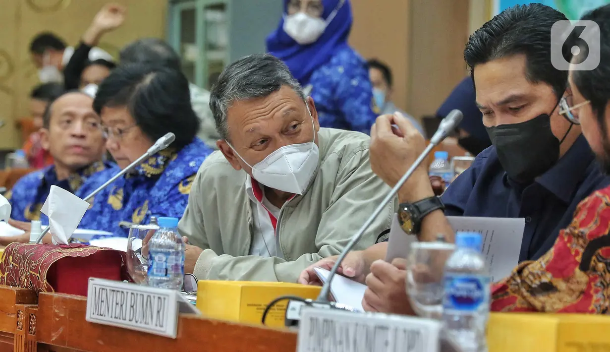 Menteri LHK Siti Nurbaya, Menteri ESDM Arifin Tasrif dan Menteri BUMN Erick Thohir mengikuti rapat kerja  dengan Komisi VII DPR RI di Komplek Parlemen Senayan, Jakarta, Selasa (29/11/2022). Rapat membahas mengenai Rancangan Undang-Undang Energi Baru dan Energi Terbarukan (RUU EB-ET). (Liputan6.com/Angga Yuniar)