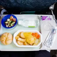 Apa bedanya makanan dari kelas bisnis dan ekonomi? Simak perbedaanya di bawah ini.