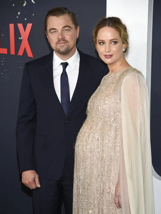 Leonardo DiCaprio dan Jennifer Lawrence. (Evan Agostini/Invision/AP)