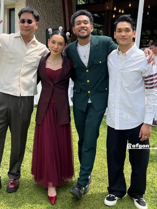 Pernikahan mereka berlangsung dengan nuansa yang intim, hanya dihadiri oleh keluarga dan teman-teman terdekat. Di antara tamu yang hadir, terlihat beberapa nama besar dalam industri musik tanah air, seperti Nadin Amizah, Gangga, Rizky Febian, hingga Afghan. [@vidialdiano/@rendharais/@bensihombing/@rizkyfbian].