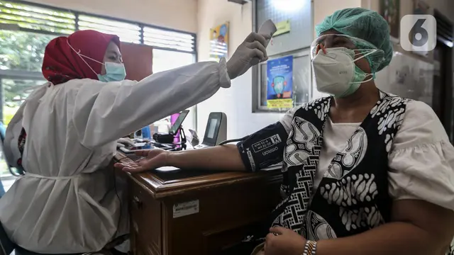 FOTO: Tenaga Kesehatan Jalani Vaksinasi COVID-19 Tahap Kedua di Puskesmas Palmerah