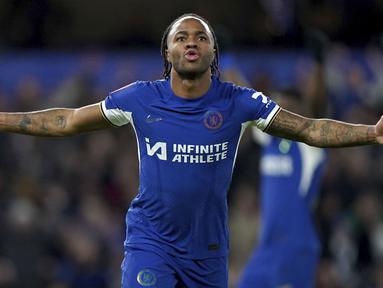 Pemain Chelsea, Raheem Sterling melakukan selebrasi setelah mencetak gol melalui tendangan bebas pada laga putaran ketiga Piala FA 2023/2024 melawan Preston di Stamford Bridge, London, Minggu (07/01/2024) WIB. (AP Photo/PA/Bradley Collyer)