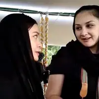 Tak hanya Novita Angie, dua sahabatnya juga sangat kehilangan begitu mengetahui ayah dari Novita Angie tutup usia