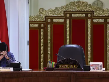 Menko Polhukam Luhut Pandjaitan dalam rapat terbatas yang digelar di Kantor Presiden Komplek Kepresidenan, Jakarta, Rabu (29/6). Rapat membahas penyelundupan dan pembahasan tentang Pengembangan Potensi Ekonomi Kepulauan. (Liputan6.com/Faizal Fanani)