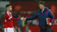 Manager Manchester United, Louis van Gaal  bersalaman dengan Andreas Pereira after the match usai menang atas Sheffield United pada laga Piala FA di Old Trafford, Minggu (10/1/2016) dini hari WIB. (Reuters/Jason Cairnduff)