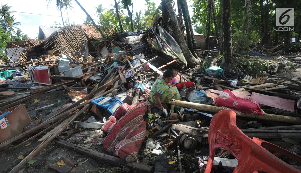 Warga mencari sisa harta benda usai tsunami menerjang Kampung Sumur, Ujung Kulon, Banten, Selasa (24/12). Kampung Sumur merupakan sebuah permukiman di pinggir laut di Kecamatan Sumur, Ujung Kulon, Banten. (Merdeka.com/Arie Basuki)