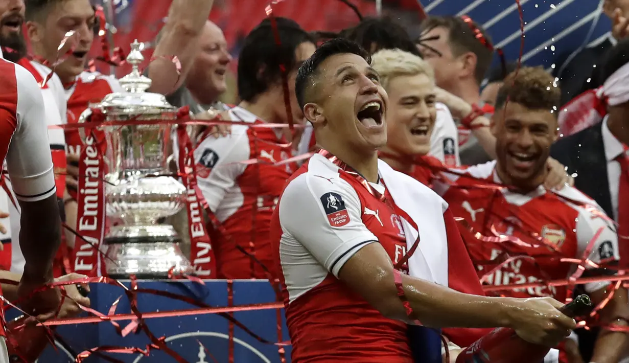 Alexis Sanchez merayakan kemenangan Arsenal atas Chelsea dalam laga final Piala FA 2016-2017 di Stadion Wembley, London, Sabtu (27/5). (AP Photo)
