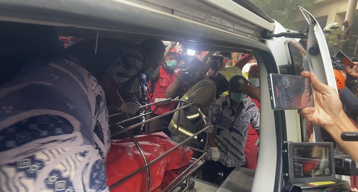 Petugas Damkar Angkut Lagi 2 Kantong Jenazah Kebakaran Glodok Plaza