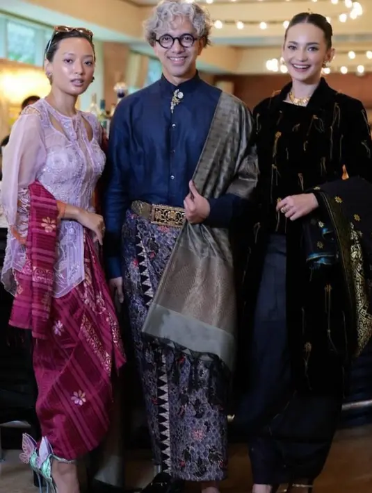 Kali ini, Enzy tampil dalam balutan outer kebaya coat warna hitam yang terinspirasi dari kebaya itu sendiri. [@enzystoria].