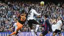 Kiper Valencia Giorgi Mamardashvili menyelamatkan bola saat bertanding melawan Barcelona pada pertandingan lanjutan La Liga Spanyol di stadion Camp Nou, Spanyol, Minggu (5/3/2023). Barcelona menang tipis atas Valencia dengan skor 1-0. (AP Photo/Joan Monfort)