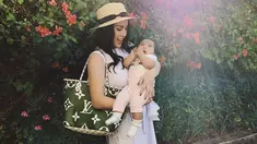 Momo Geisha dan Nicola Reza menikah pada April 2017, dari pernikahannya tersebut telah lahir seorang anak perempuan bernama Sheena Gabriella Aurora Samudra. (Liputan6.com/IG/@therealmomogeisha)