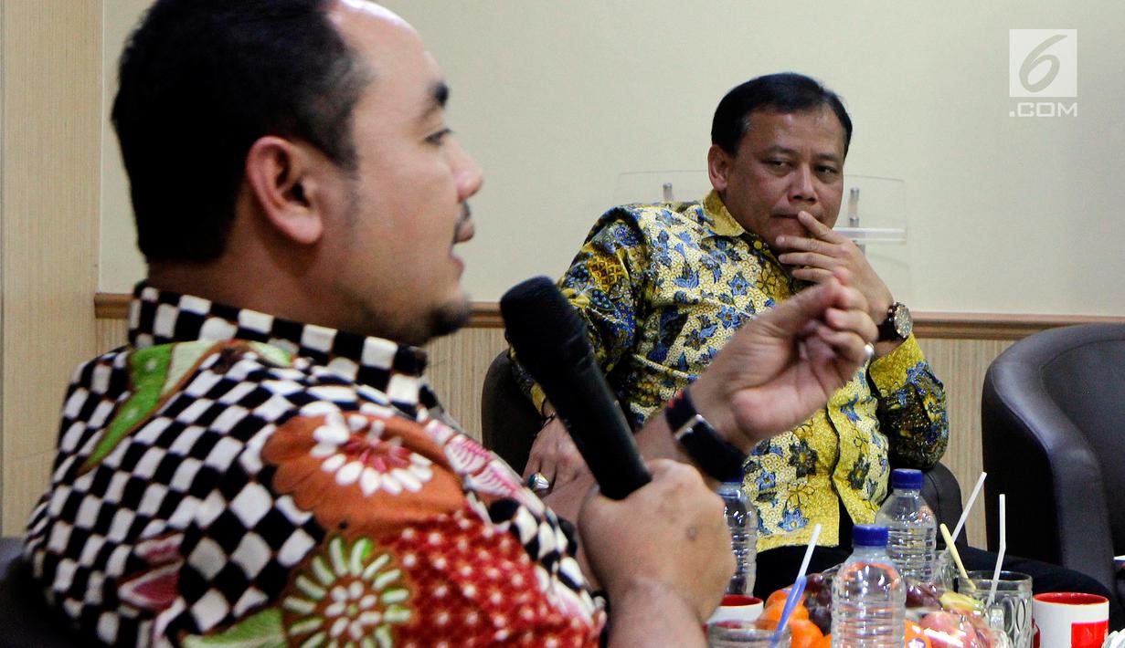 Ketua Bawaslu Abhan (kanan) dan Anggota Bawaslu Mochammad Afifuddin memberikan pemaparan saat diskusi dengan wartawan membahas persoalan seputar Daftar Pemilih Tetap (DPT) Pemilu 2019 di kantor Bawaslu, Jakarta, Rabu (14/11). (Liputan6.com/Johan Tallo)