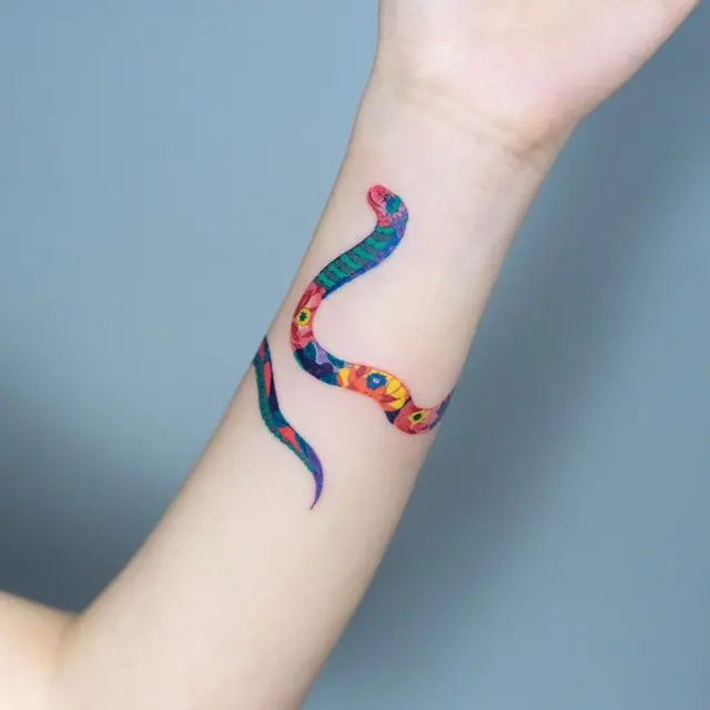 Bukan Hitam, 6 Potret Tato Bentuk Ular Warna-Warni Ini Jauh dari Kata Seram