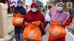 Warga usai menerima bantuan sembako BNI yang disalurkan Jurnalis Peduli di Pulau Panggang, Kepulauan Seribu, Kamis (10/9/2022). Paket sembako dan perlengkapan new normal diharapkan dapat membantu warga terdampak pandemi Covid-19 yang saat ini semakin naik. (Liputan6.com/HO/JurnalisPeduli)