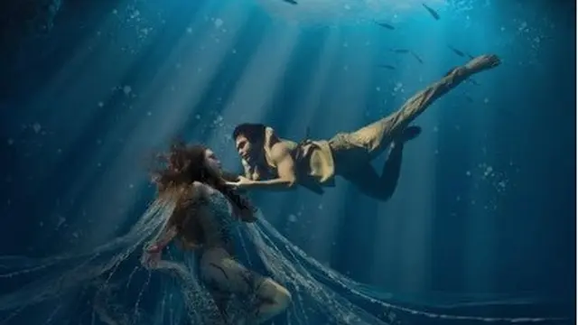 Rangga Azof dan Caitlin Halderman jalani pemotretan underwater bertema The Little Mermaid (Foto: Martha Suherman - instagram @marthasuherman)