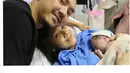Keluarga kecil Ananda Omesh dan Dian Ayu Lestari kembali diwarnai tangisan seorang bayi yang baru lahir ke dunia ini. Anak ke dua mereka lahir pada Sabtu (13/5/2017) dan berjenis kelamin laki-laki. (Instagram/dianayulestari)
