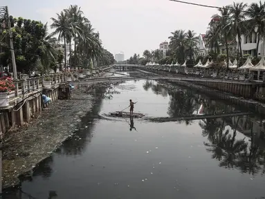 Suasana kotor dan penuh sampah di Kali Besar dikawasan Kota Tua, Jakarta, Selasa (10/5/2016). Kondisi air terlihat kotor dan berbau serta terlihat banyak tumpukan sampah. (Liputan6.com/Faizal Fanani)