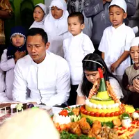 Annisa Pohan didampingi Agus Harimurti Yudhoyono menggelar syukuran ulang tahunnya yang ke-35 (Nurwahyunan/Bintang.com)