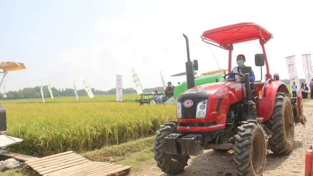 Alsintan Bantu Petani Tanah Datar Sumbar Percepat Garap Lahan Pertanian