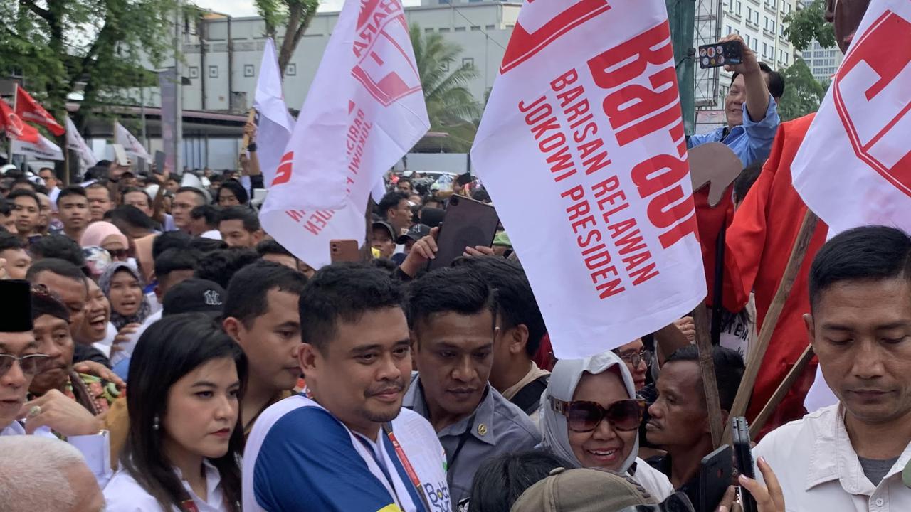 Daftar ke KPU Sumut, Bobby Naik Motor Listrik Berboncengan dengan Kahiyang
