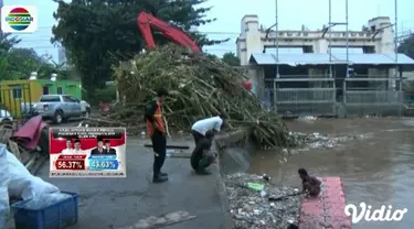 Sampah berupa batang pohon, bambu hingga sampah rumah tangga terus dibersihkan petugas dari pintu air.