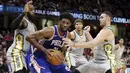 Pemain Philadelphia 76ers, Joel Embiid (tengah) berusaha keluar dari kepungan para pemain Cleveland Cavaliers pada NBA basketball game di Quicken Loans Arena, Cleveland,  (1/2/2018).  Cavs kalah 97-108. (AP /Tony Dejak)