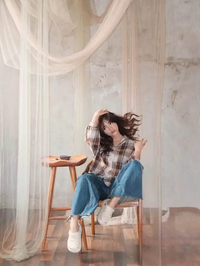 8 Pilihan Gaya Padu Padan Jeans ala Fuji, Super Stylish dan Kece Abis