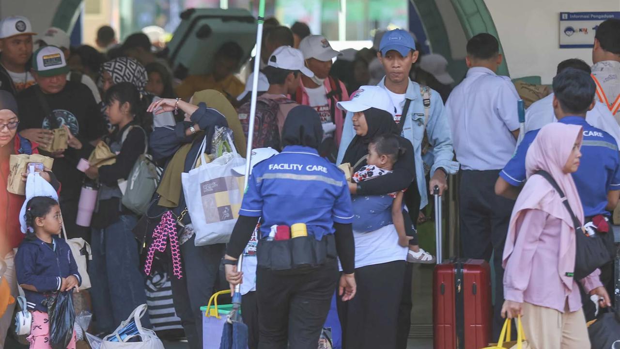 FOTO: Pemudik Mulai Padati Stasiun Pasar Senen Jelang Puncak Arus Mudik