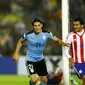 Striker Edinson Cavani (tengah) melakukan selebrasi usai mencetak gol ke gawang Paraguay. (REUTERS/Andres Stapff)