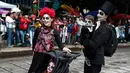 Sebuah keluarga berdandan ala tengkorak saat mengikuti parade Hari Orang Mati di Mexico City, Meksiko, Sabtu (26/10/2019. Para peserta dalam parade ini mengenakan kostum dan melukis wajah mirip dengan tokoh tengkorak Meksiko yang ikonik, Catrina. (AP Photo/Ginnette Riquelme)