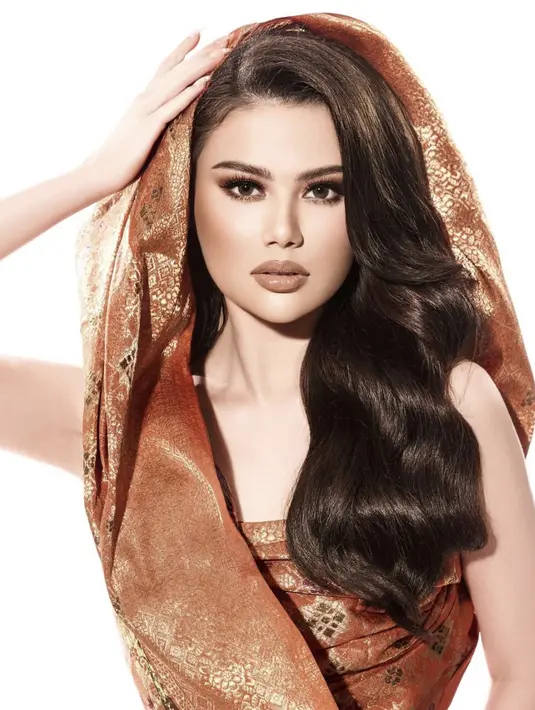 Dengan gaun bernuansa tembaga dan tampil selaras dengan makeup yang digunakan, Fabienne Nicole tampak begitu memesona. [Foto: Instagram/ Fabienne Nicole]