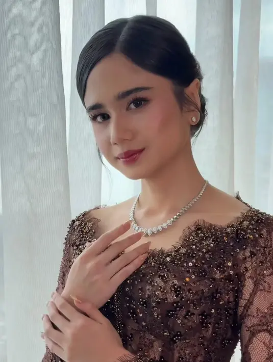 Sentuhan akhir datang dari perhiasan Frank & Co. berupa kalung dan anting berlian yang minimalis namun berkilau elegan, serta nail art dari Linneabeautybar yang melengkapi detail penampilan secara menyeluruh.