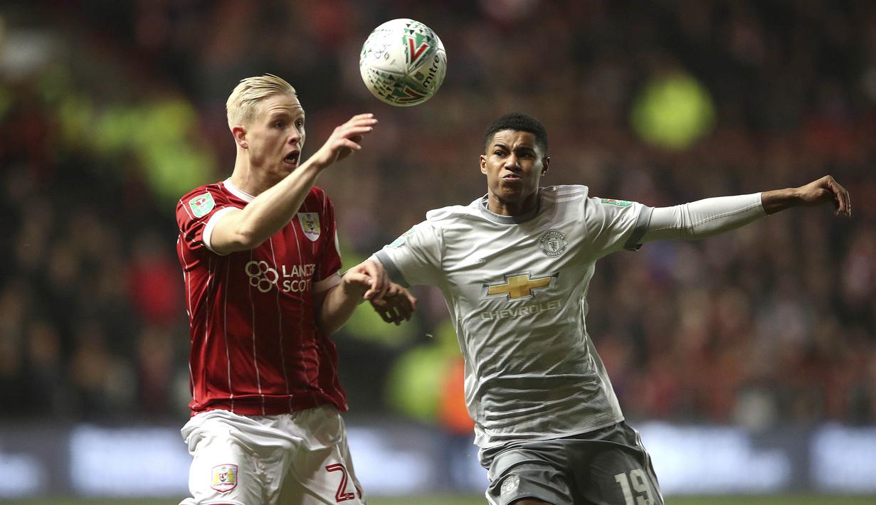 Striker Manchester United, Marcus Rashford, berebut bola dengan pemain Bristol City, Hordur Bjorgvin Magnusson, pada laga Piala Liga Inggris di Stadion Ashton Gate, Kamis (21/12/2017). Bristol City menang 2-1 atas Manchester United. (AP/Nick Potts)