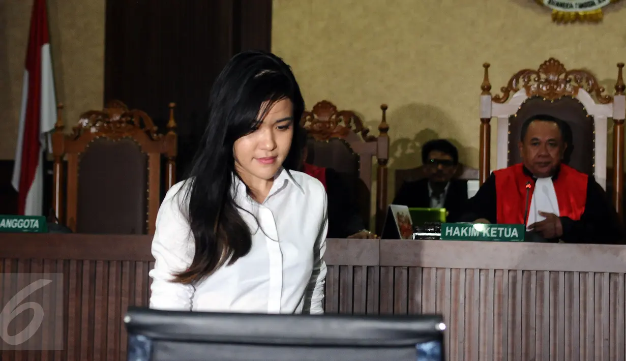 <p>Terdakwa kasus dugaan pembunuhan Wayan Mirna Salihin, Jessica Kumala Wongso bersiap mengikuti sidang lanjutan di PN Jakarta Pusat, Senin (17/10). Sidang beragendakan pembacaan nota replik Jaksa Penuntut Umum. (Liputan6.com/Helmi Fithriansyah)</p>