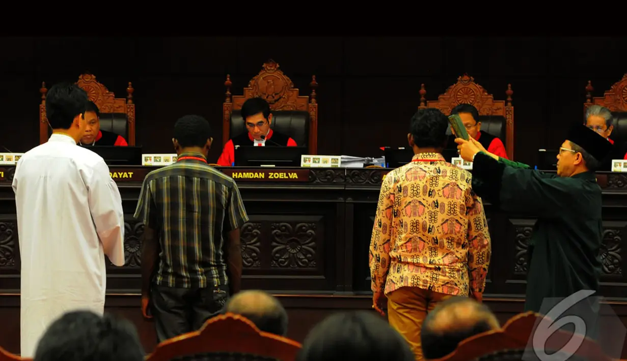 Para saksi diambil sumpahnya saat akan memberikan kesaksiannya di persidangan sengketa pilpres yang keenam, Jakarta, Kamis (14/8/2014) (Liputan6.com/Andrian M Tunay)