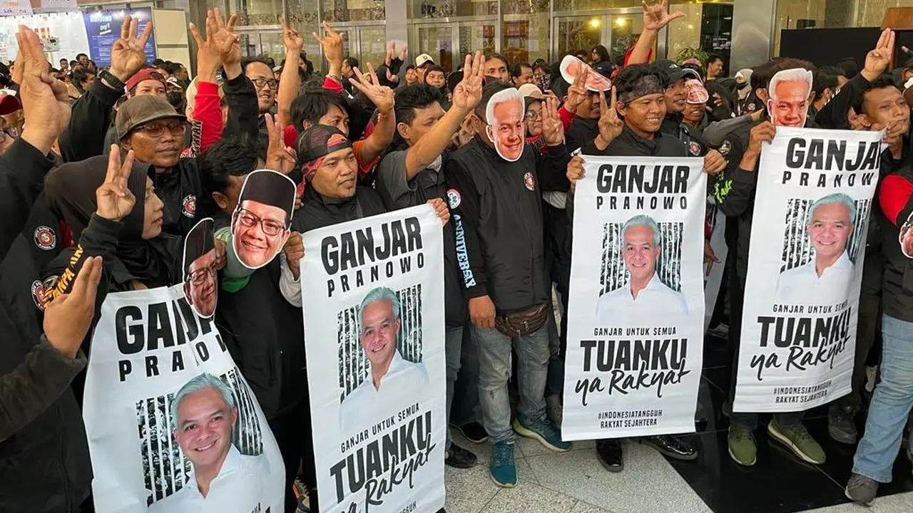 Simpatisan dan relawan mulai berdatangan untuk memberikan dukungan kepada masing-masing pasangan calon wakil presiden yang akan mengikuti debat cawapres 2024