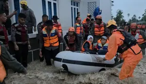 Banjir di Padang, Tim SAR Evakuasi Puluhan Warga yang Terjebak