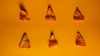Ilustrasi keripik jagung Doritos yang berbentuk segitiga. (dok. Tamas Pap/Unsplash.com)