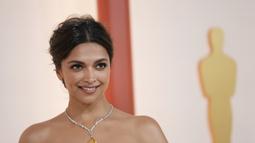 Deepika Padukone tersenyum saat tiba menghadiri acara Academy Awards ke-95 di Teater Dolby di Los Angeles pada hari Minggu, 12 Maret 2023.  melengkapi penampilannya, Deepika memakai perhiasan dari rumah mode Cartier. Berlian raksasa menghiasi leher hingga kedua tangannya. (Photo by Jordan Strauss/Invision/AP)