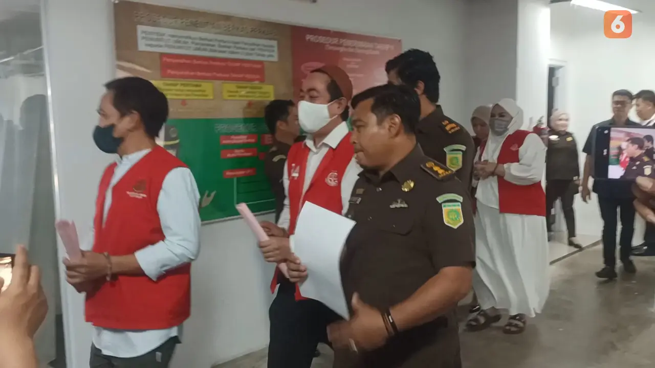 Majelis Hakim Pengadilan Negeri Makassar menjatuhkan vonis kepada 2 bos skincare bermerkuri di Makassar dengan pidana 10 bulan kurungan.